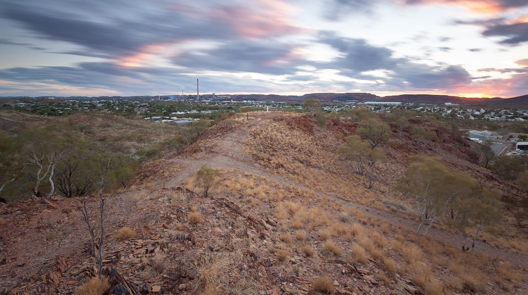Sonnenuntergang über Mt. Isa City in Queensland, Australien.