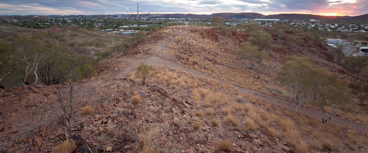 Sonnenuntergang über Mt. Isa City in Queensland, Australien.