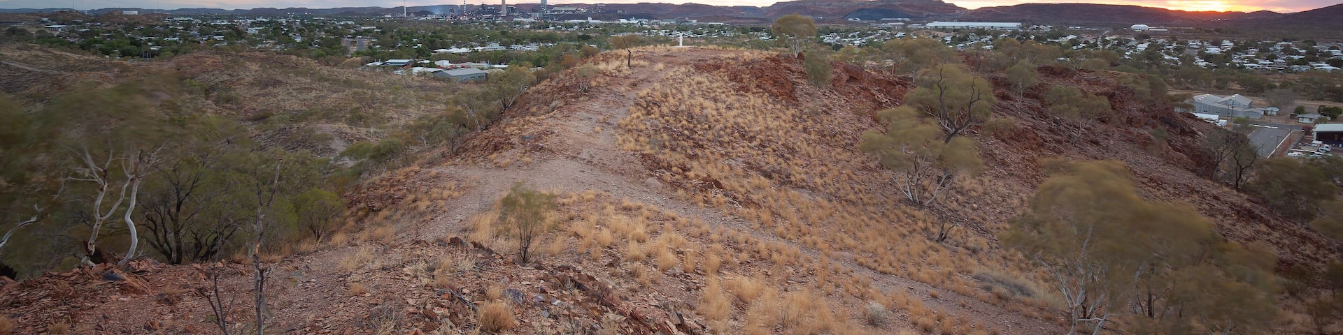 Sonnenuntergang über Mt. Isa City in Queensland, Australien.