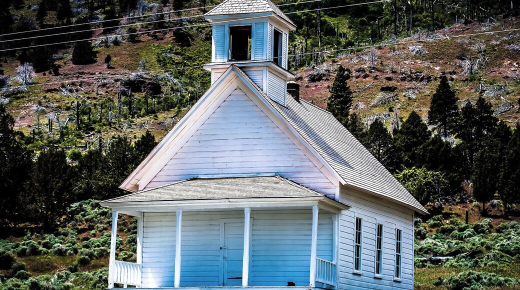 Abandoned Church along the highway near Summer Lake, OR. Truly stunning!
#StunningStructures