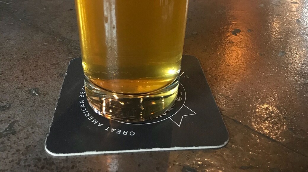 Nice brewpub with lots of indoor and outside seating. I got a delish dank ipa and a super tasty peanut and veggie rice bowl