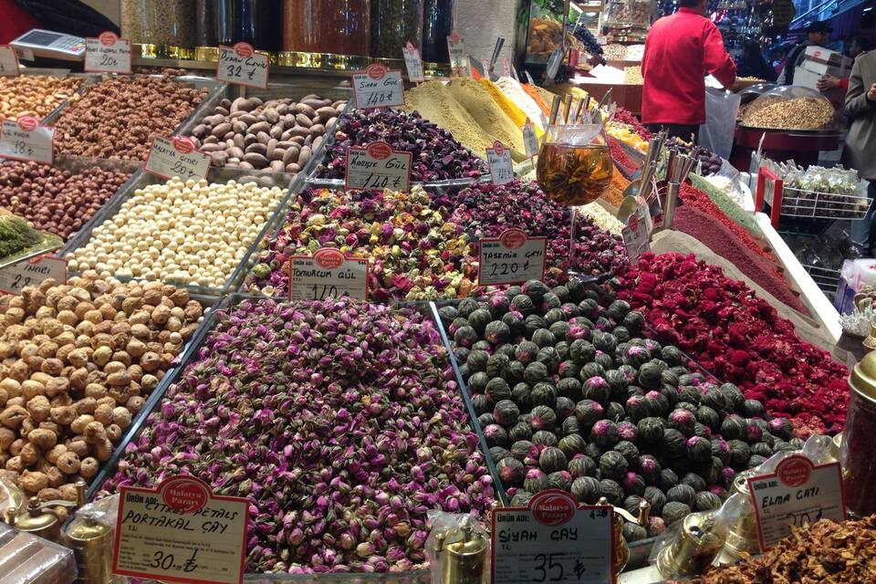 Un mercado con diferentes nueces y flores secas a la vista.