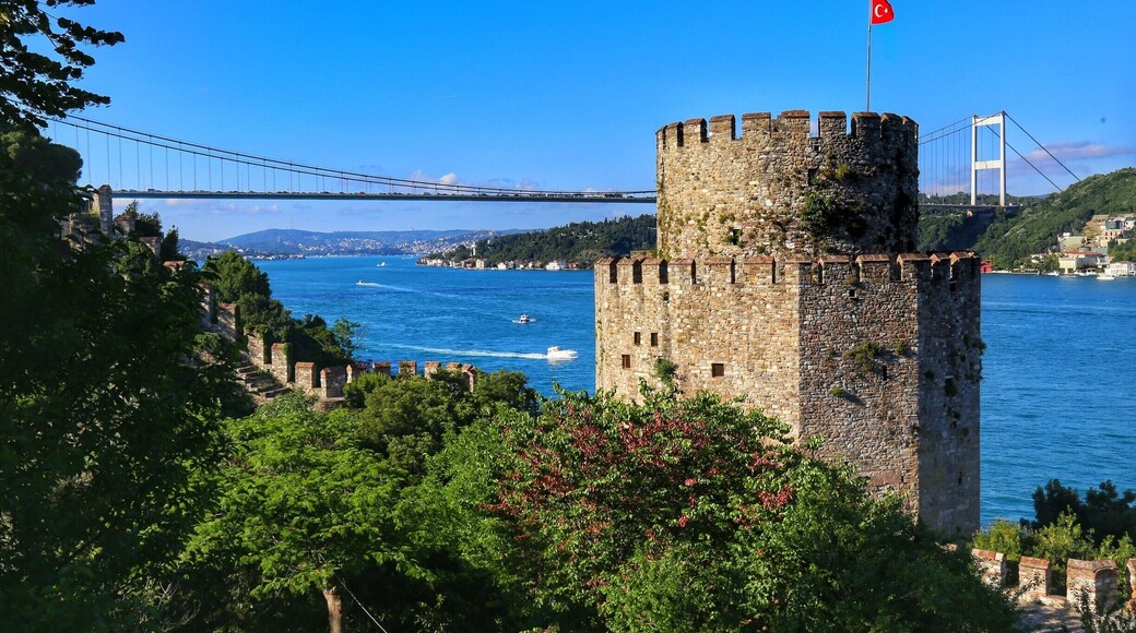 There is so many things to see in Istanbul and these two amazing architecture gives you a chance to enjoy old and modern combination.
#LifeAtExpedia
#ManMade
#Istanbul
#Bosphorus
#Travel
#History
#Castle
#Blue