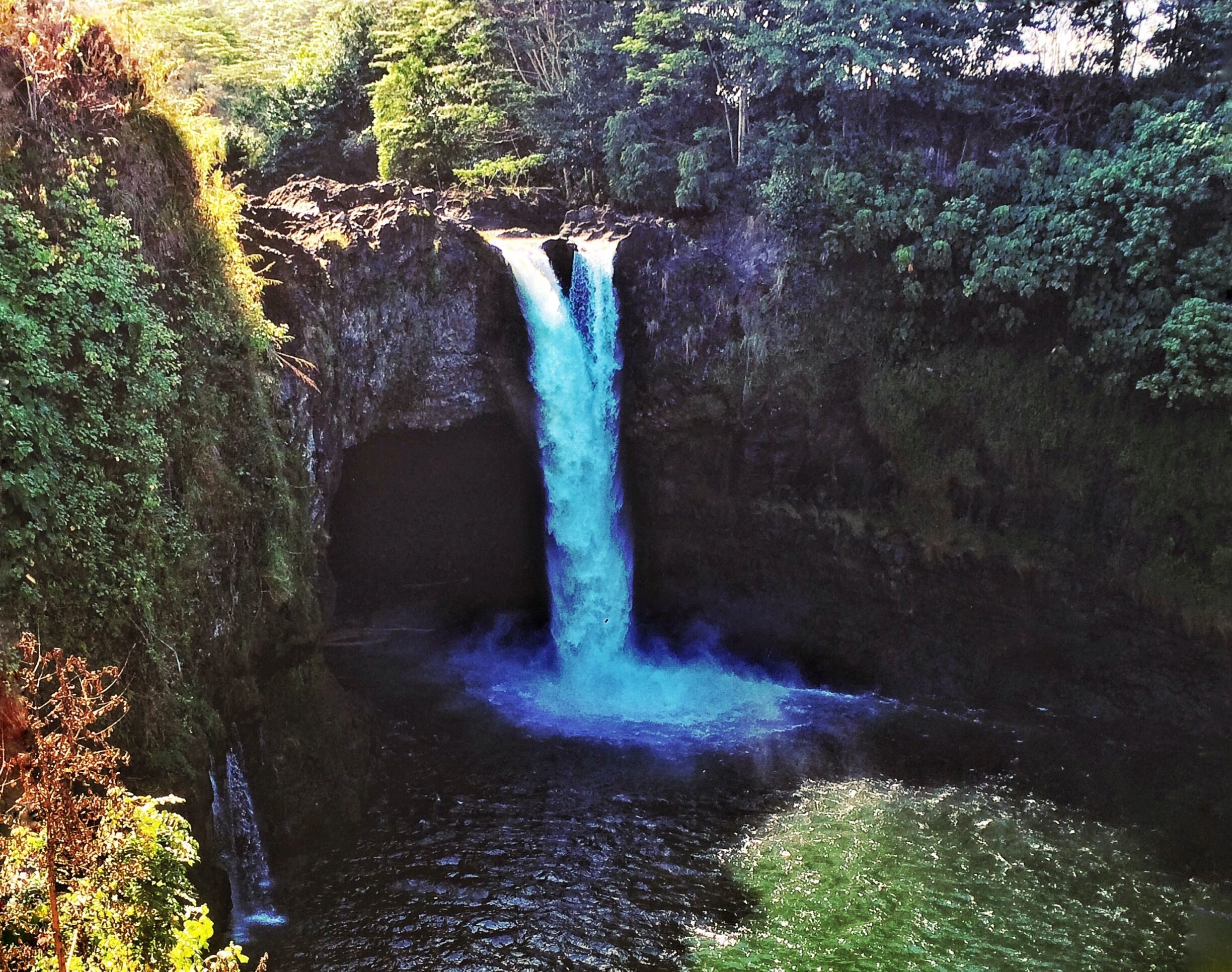 Hawaii is full of beautiful waterfalls and we were lucky to stop off here on the way to Mauna Kea! 🍃💦
~~~~~
Rainbow Falls, Hawaii
~~~~~