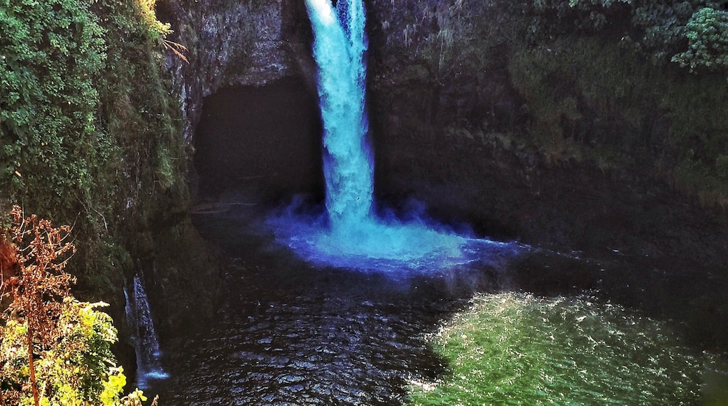 Hawaii is full of beautiful waterfalls and we were lucky to stop off here on the way to Mauna Kea! 🍃💦
~~~~~
Rainbow Falls, Hawaii
~~~~~