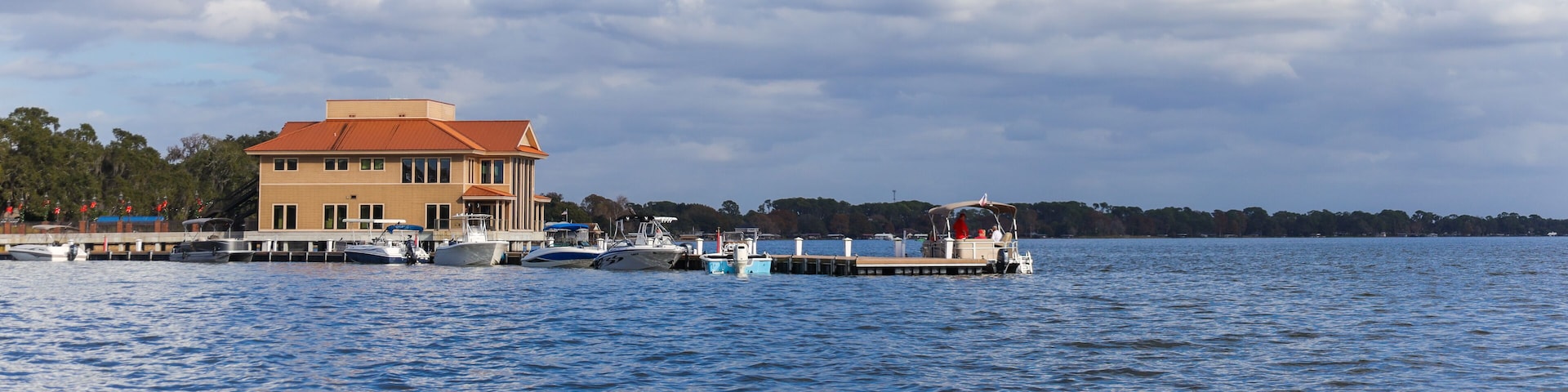 Lake Dora is the most prestigious of the Harris Chain Lakes. This is due to the fact that the historic lakefront town of Mount Dora sits on its eastern shore.
