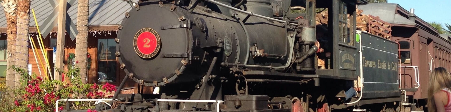 Found this park by accident. On a HUGE lake outside of Mount Dora. Has a real train people can ride for a price. During the holidays people take a ride on the train and Santa makes an appearance! Very cool for kids of all ages, even adults. Park has water park in summer, playground open year round and much much more!