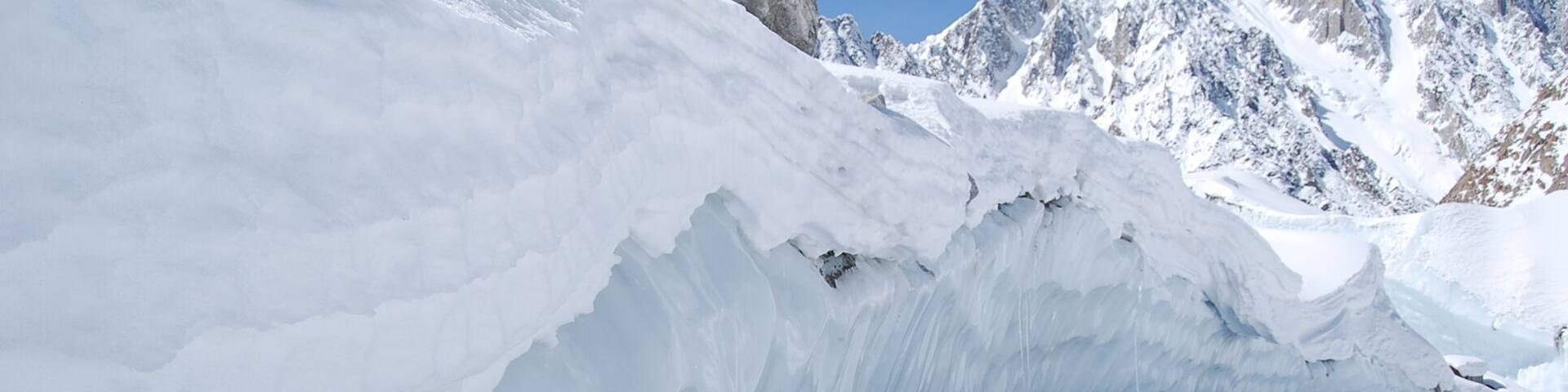 The mysterious Himalayas!
Mountains are beautiful, besides being mysterious. The hidden streams, deep crevasses and the changing weather gives them a part of their soul.
#Snow