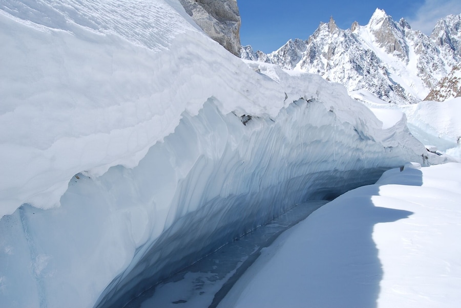 The mysterious Himalayas!
Mountains are beautiful, besides being mysterious. The hidden streams, deep crevasses and the changing weather gives them a part of their soul.
#Snow