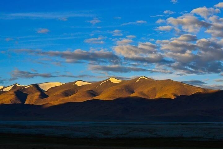 A lesser known destination off the #manali- #leh highway, spending two nights at #Tso #Kar is an absolute must. This may be considered the toughest point in the stretch with respect to high altitude acclimatization. But with most travelers to Leh giving this a miss, it is a perfect wildness at #14000ft with #Ladakh wildlife unfolding. In front of you. #winterwonders #wildlifedestinations #snow #mountains #lake