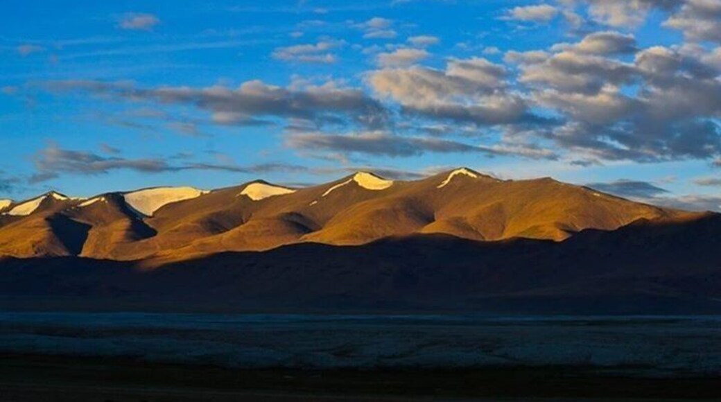 A lesser known destination off the #manali- #leh highway, spending two nights at #Tso #Kar is an absolute must. This may be considered the toughest point in the stretch with respect to high altitude acclimatization. But with most travelers to Leh giving this a miss, it is a perfect wildness at #14000ft with #Ladakh wildlife unfolding. In front of you. #winterwonders #wildlifedestinations #snow #mountains #lake