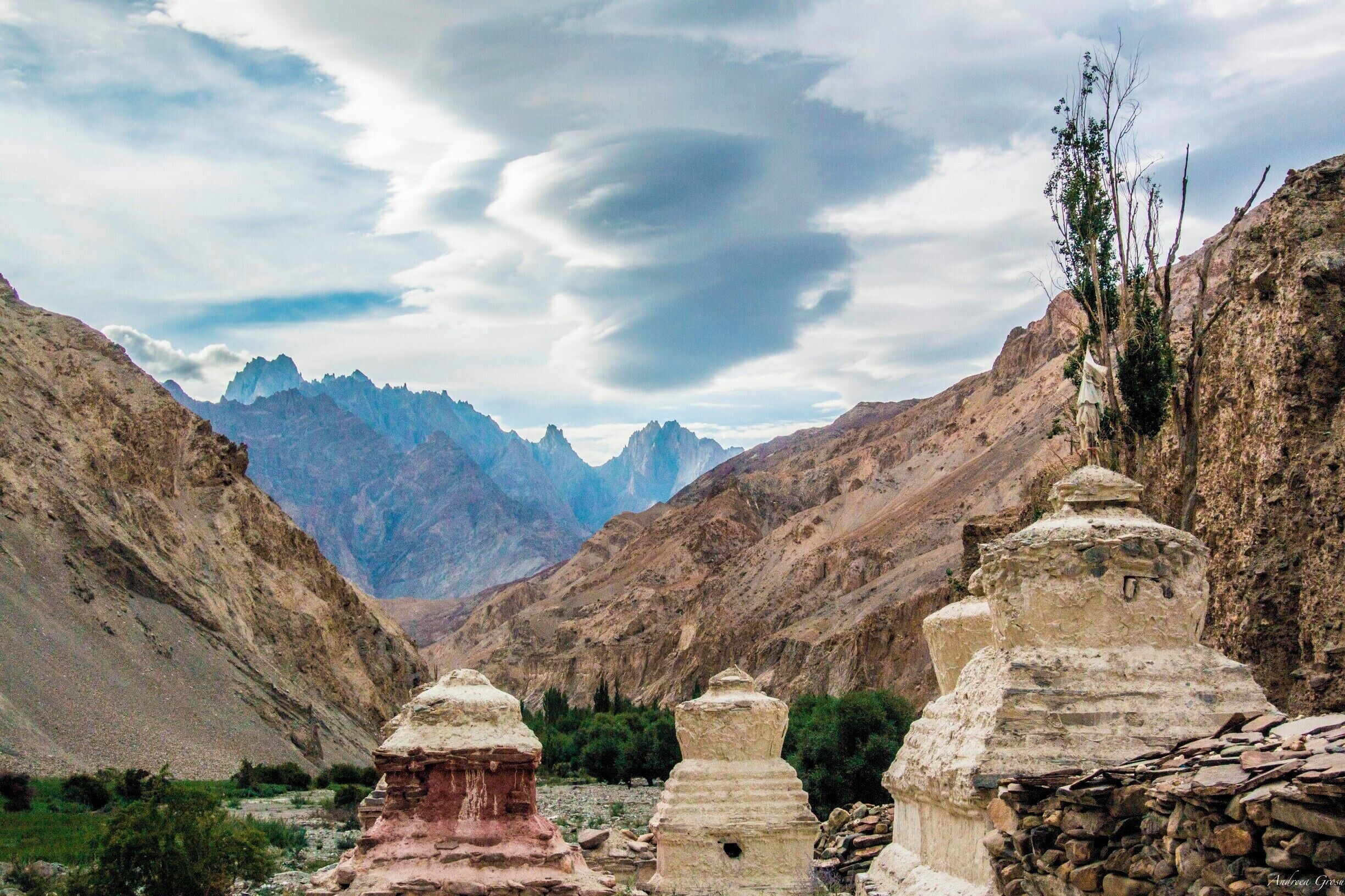 Very nice trekking in Markha Valley, Ladakh region of India. We ate lunch at a family in Skiu and that was a very unique experience to see them as they are at their home and speak with them (with the help of someone who translated).
 Hemis #NationalPark.
#hiking