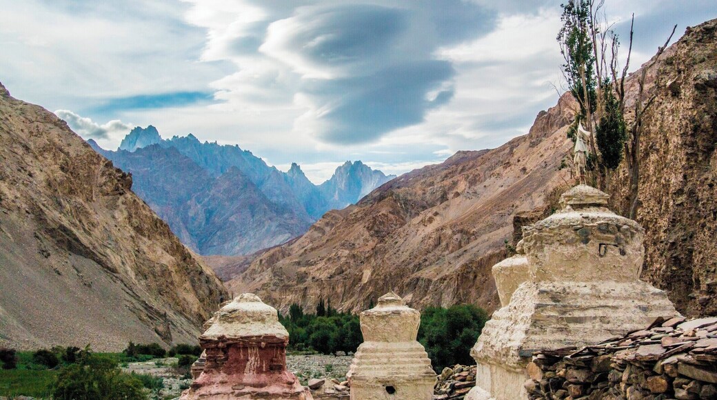 Very nice trekking in Markha Valley, Ladakh region of India. We ate lunch at a family in Skiu and that was a very unique experience to see them as they are at their home and speak with them (with the help of someone who translated).
Hemis #NationalPark.
#hiking