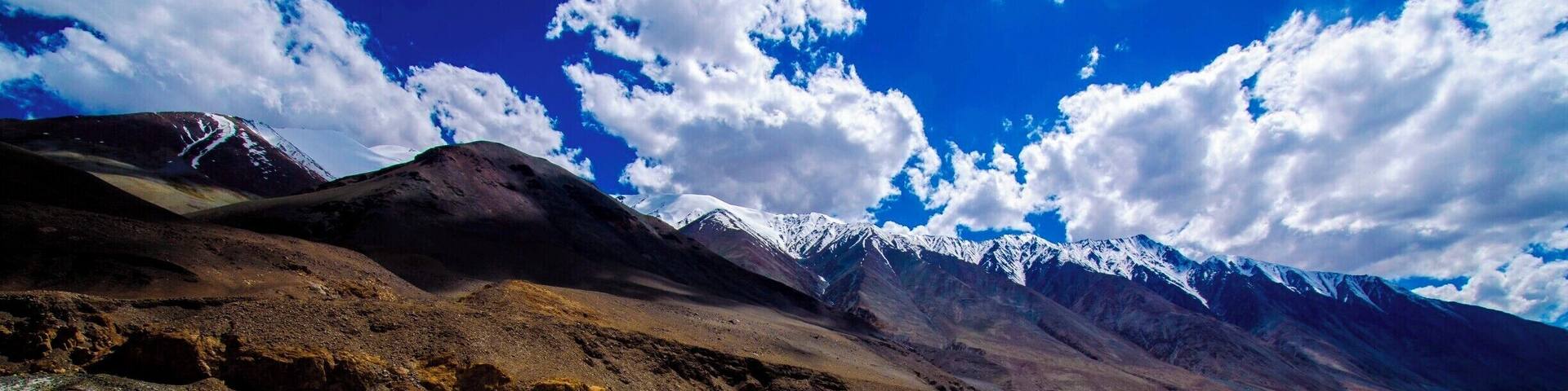 On the way to Pangong Lake, the little village of Tangtse in summer makes up such a beautiful landscape with the dried up lakes, snow peak mountains and blue sky.
#LifeAtExpedia #Mountains