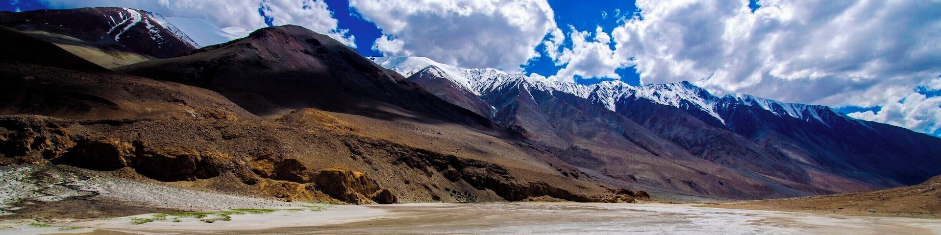 On the way to Pangong Lake, the little village of Tangtse in summer makes up such a beautiful landscape with the dried up lakes, snow peak mountains and blue sky.
#LifeAtExpedia #Mountains