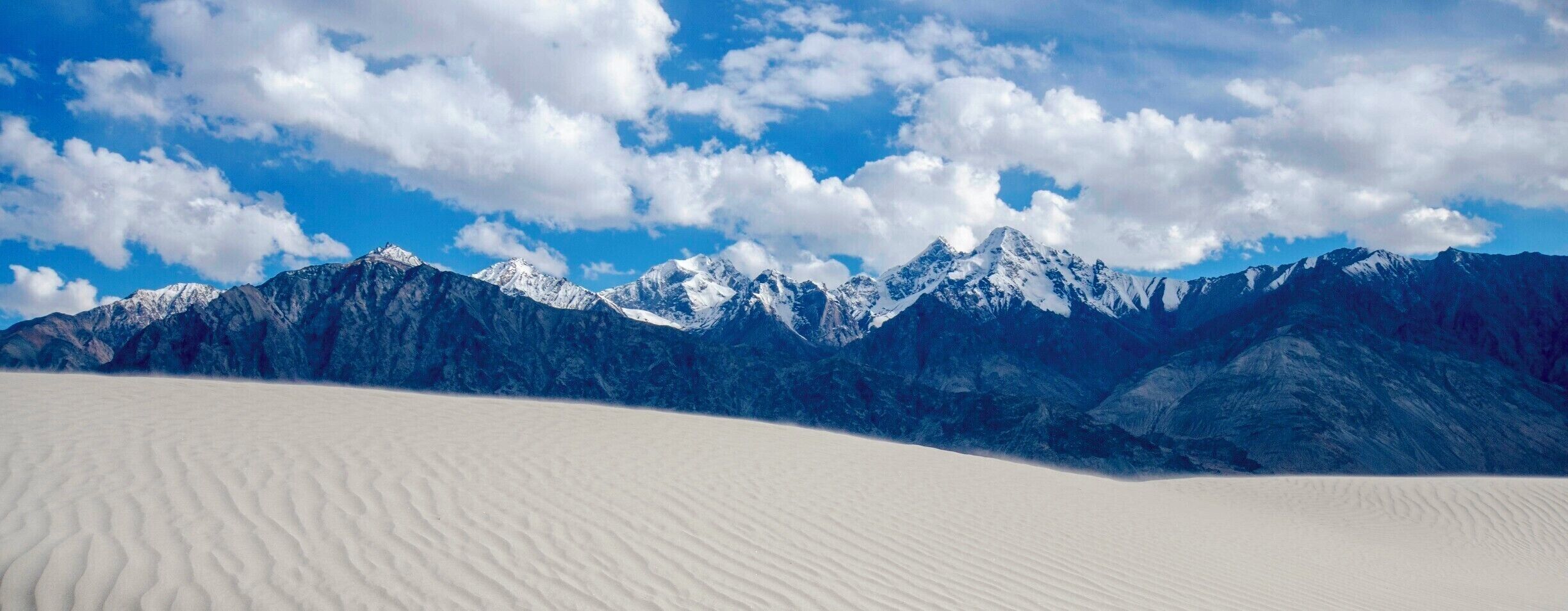 The only place where you can experience Snow Peaks with Sand Dunes is Nubra Valley. An absolute Photoshop by the nature.

#LifeAtExpedia #Mountains