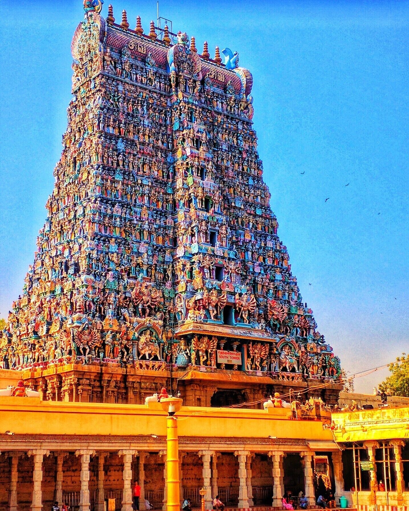 #LifeAtExpedia #ManMadeMiracles #MeenakshiTemple- a 6th century historical Hindu temple located in an ancient temple city of Madurai. Hundreds of beautiful handcrafted idols and huge gates of temple are a treat to eye.