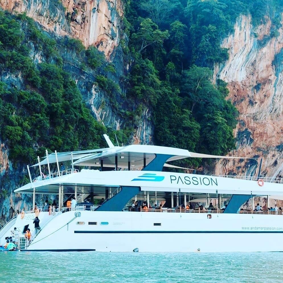 Havelock Island or Swaraj Dweep, with its stunning white beaches and sparkling teal waters is one of the most visited islands in Andaman and Nicobar Islands. Located about 39 km north east of Port Blair, Havelock Island has the well-earned reputation of being a travellers’ paradise. Havelock Island is a dream destination for all – be a luxury traveller or a budget backpacker like me. The island has some of the most beautiful beaches in Asia, some of the best diving spots of South Asia and lush green tropical forests.