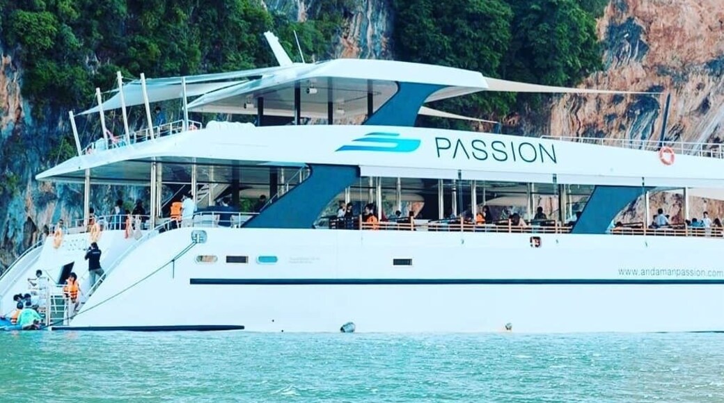 Havelock Island or Swaraj Dweep, with its stunning white beaches and sparkling teal waters is one of the most visited islands in Andaman and Nicobar Islands. Located about 39 km north east of Port Blair, Havelock Island has the well-earned reputation of being a travellers’ paradise. Havelock Island is a dream destination for all – be a luxury traveller or a budget backpacker like me. The island has some of the most beautiful beaches in Asia, some of the best diving spots of South Asia and lush green tropical forests.