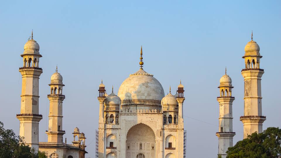The Taj Mahal with four minarets and a large central dome.