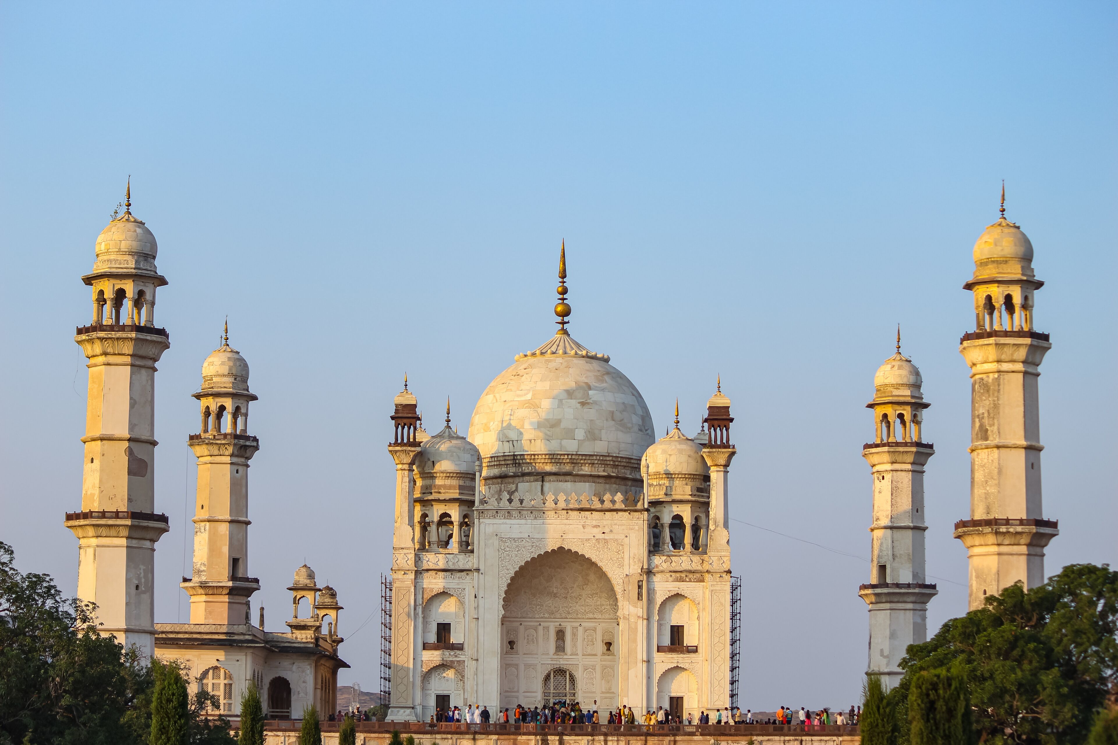The Taj Mahal with four minarets and a large central dome.