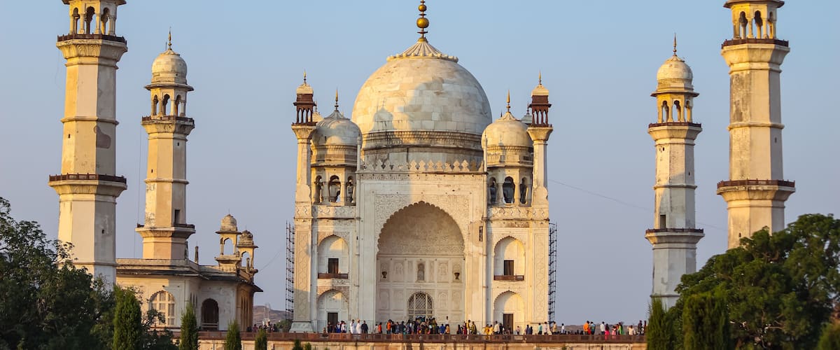 The Taj Mahal with four minarets and a large central dome.