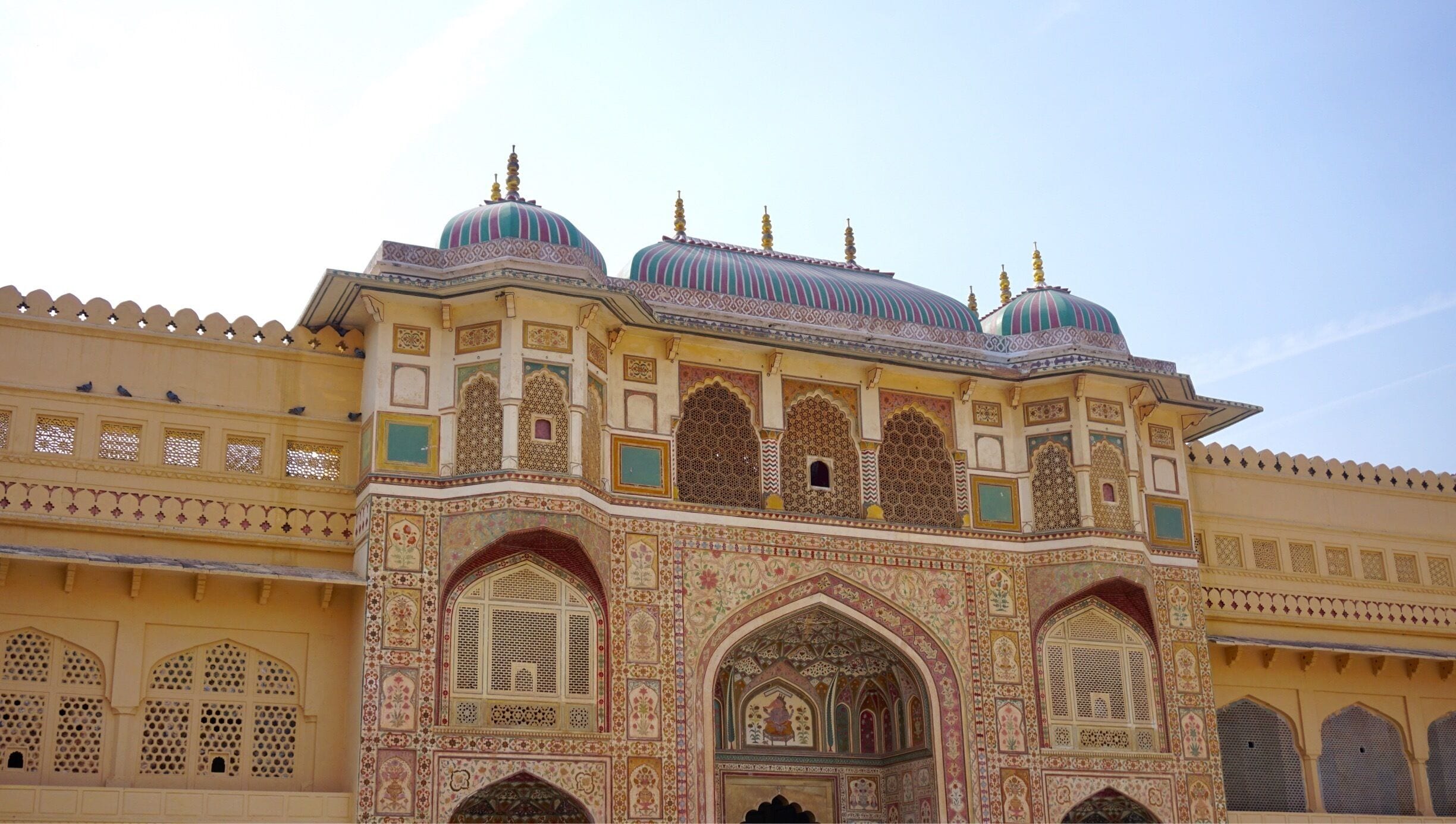 Amber Fort, located atop of a hill is bound to endear many visitors as it is next to impossible to visit Jaipur without stopping by this legendary fort. One can spend half a day here exploring the fascinating rooms, royal apartments and listen to the wonderful stories every inch of this fort has to share. Enjoy this royal beauty to your heart’s content