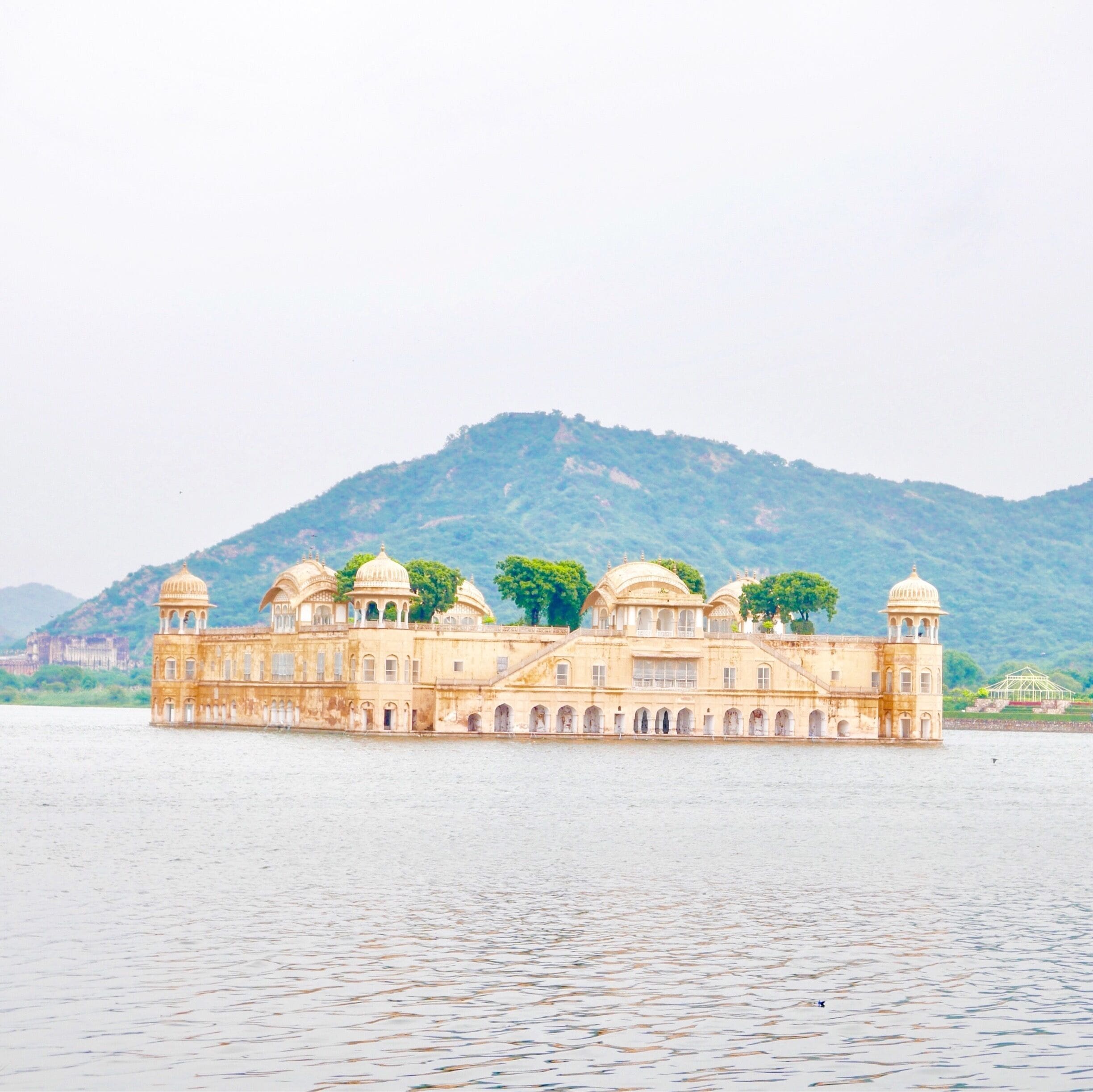 The beautiful Jal Mahal Palace 🏰
.
.
#manantravelz #mananinindia #photooftheday #leica #leicadlux #streetfoods #candid #jaipur #jaipurpinkcity #jaipurdiaries #explorindia #incredibleindia #lifeatexpedia