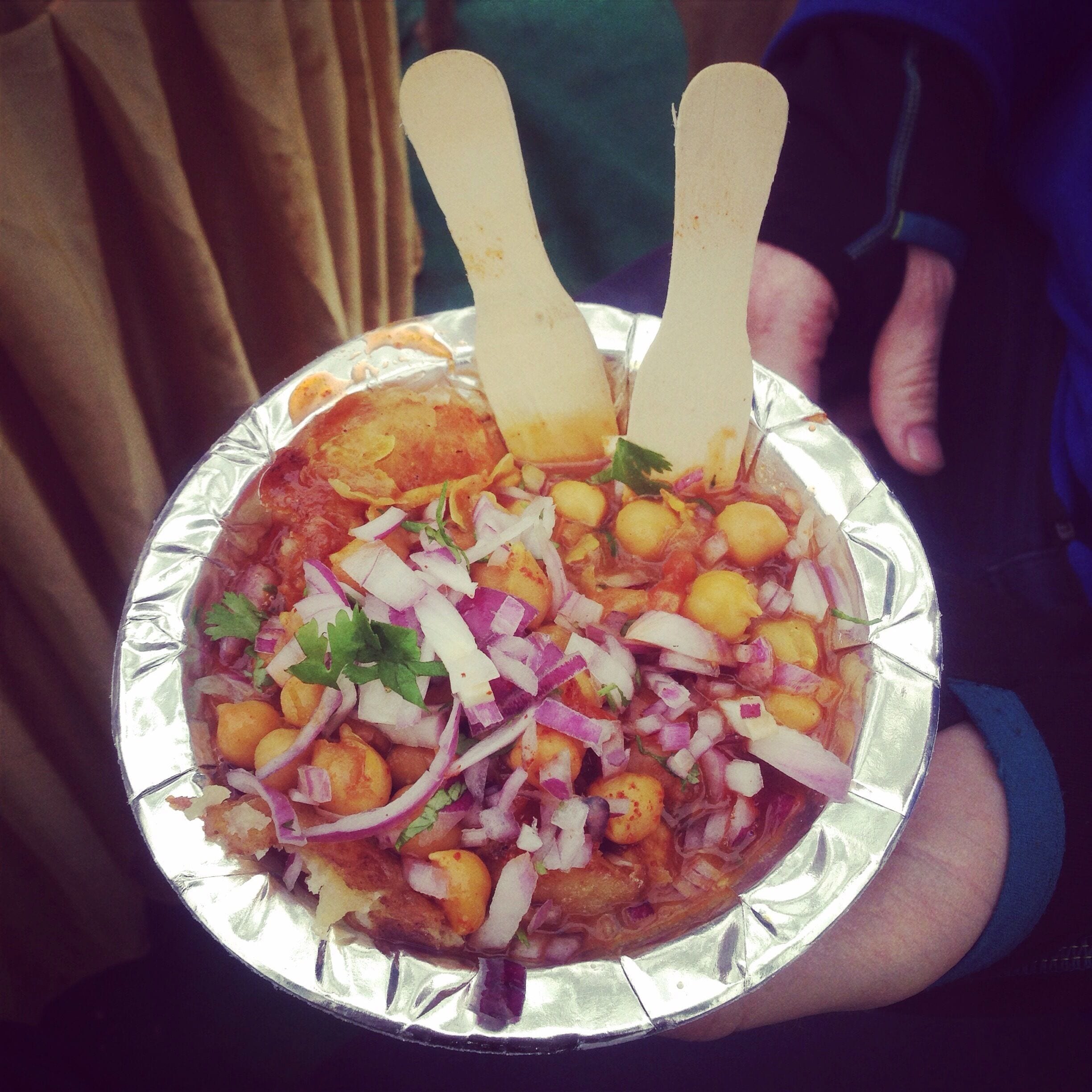 Streetfood Indian style!! Just had this amazingly delicious Aloo Tikki: potatoe patty crushed with something like a spicy tomatoe soup with chickpeas and red onions & parsley sprinkled on top. 30 RP (roughly 30 pence).

#alifefullofserendipity #serendipitytess #travelblogger #travelinindia #traveltheworld #travelonabudget #travelphotography #streetfood #vegetarianfood #chickpeas #healthyfood #photooftheday #yummyfood #cheapbutgood #inspirationalblog #jaipur #rajahstan