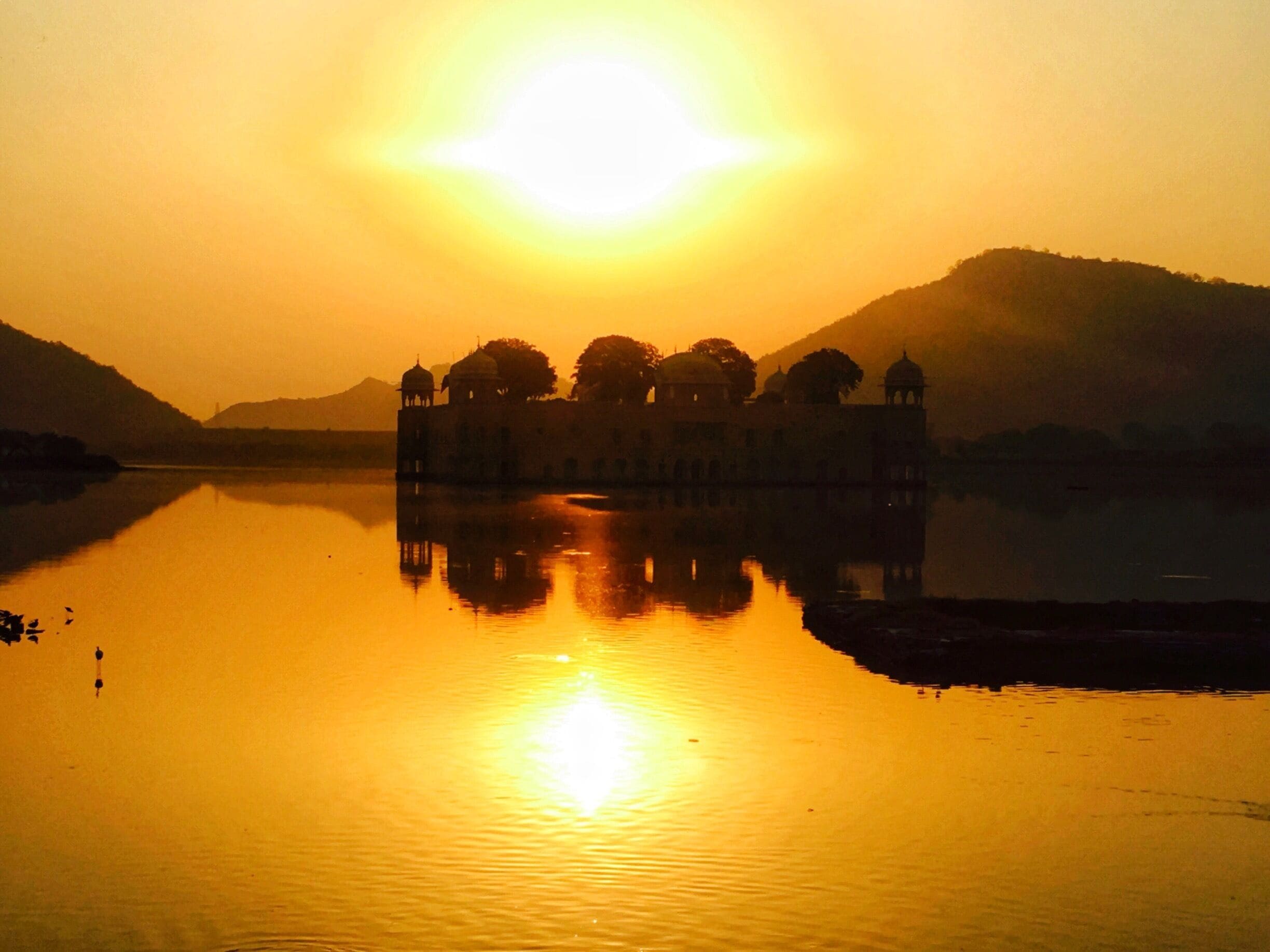 Jal Mahal is an exquisite palace built at the middle of the Man Sagar Lake in Jaipur. Head over there early in the morning to catch this serene sight of the sun throwing its golden rays on the palace. Unfortunately actual exploration of the palace is off limits, but as this place is on the way to Amer Fort (another beautiful destination in Jaipur), you can stop over here to relish this breathtaking beauty 
#reflections
