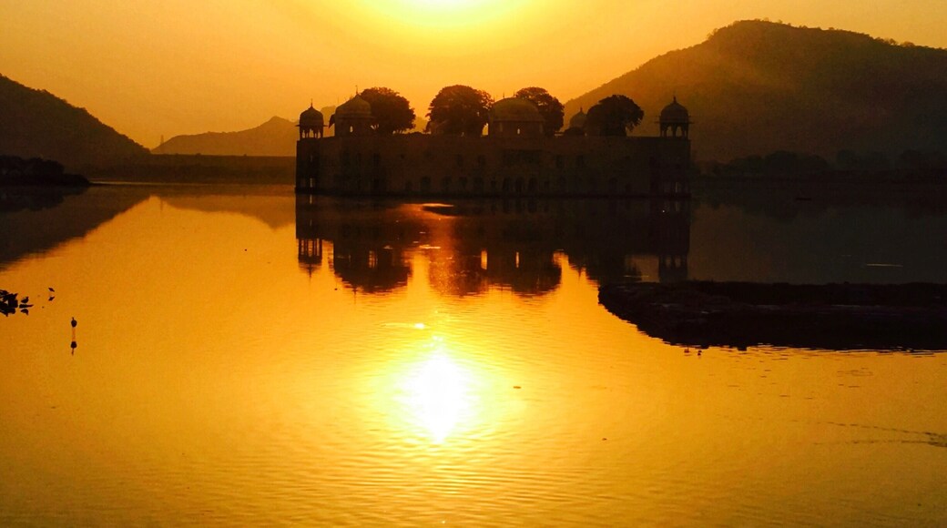 Jal Mahal is an exquisite palace built at the middle of the Man Sagar Lake in Jaipur. Head over there early in the morning to catch this serene sight of the sun throwing its golden rays on the palace. Unfortunately actual exploration of the palace is off limits, but as this place is on the way to Amer Fort (another beautiful destination in Jaipur), you can stop over here to relish this breathtaking beauty
#reflections