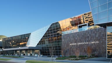 El Complejo de Convenciones Jackson, con fachada de vidrio moderna y pared con textura de piedra.