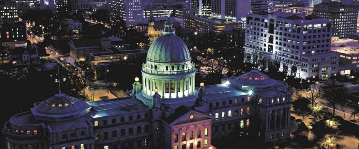 Jackson welches beinhaltet historische Architektur, zentrales Geschäftsviertel und bei Nacht