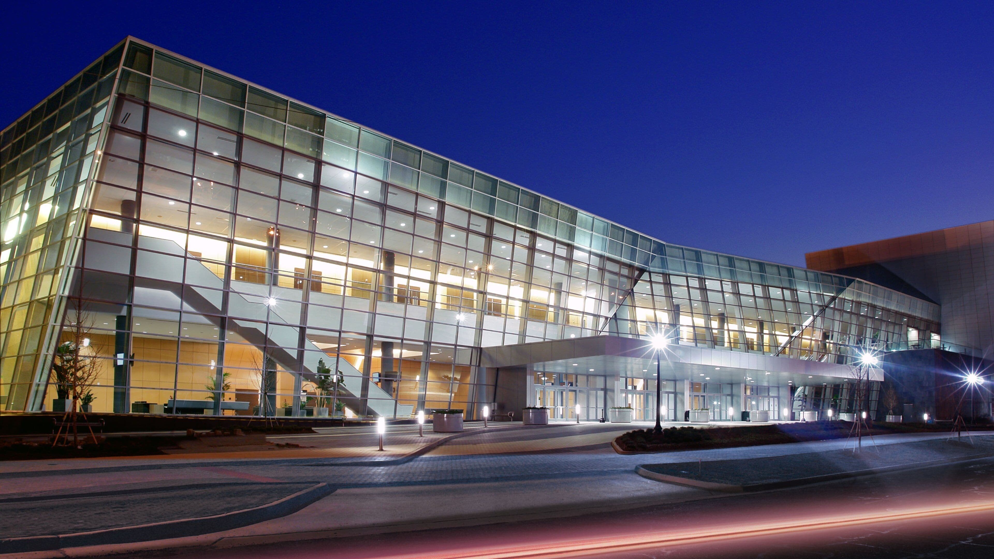 Jackson que incluye escenas nocturnas, una ciudad y arquitectura moderna