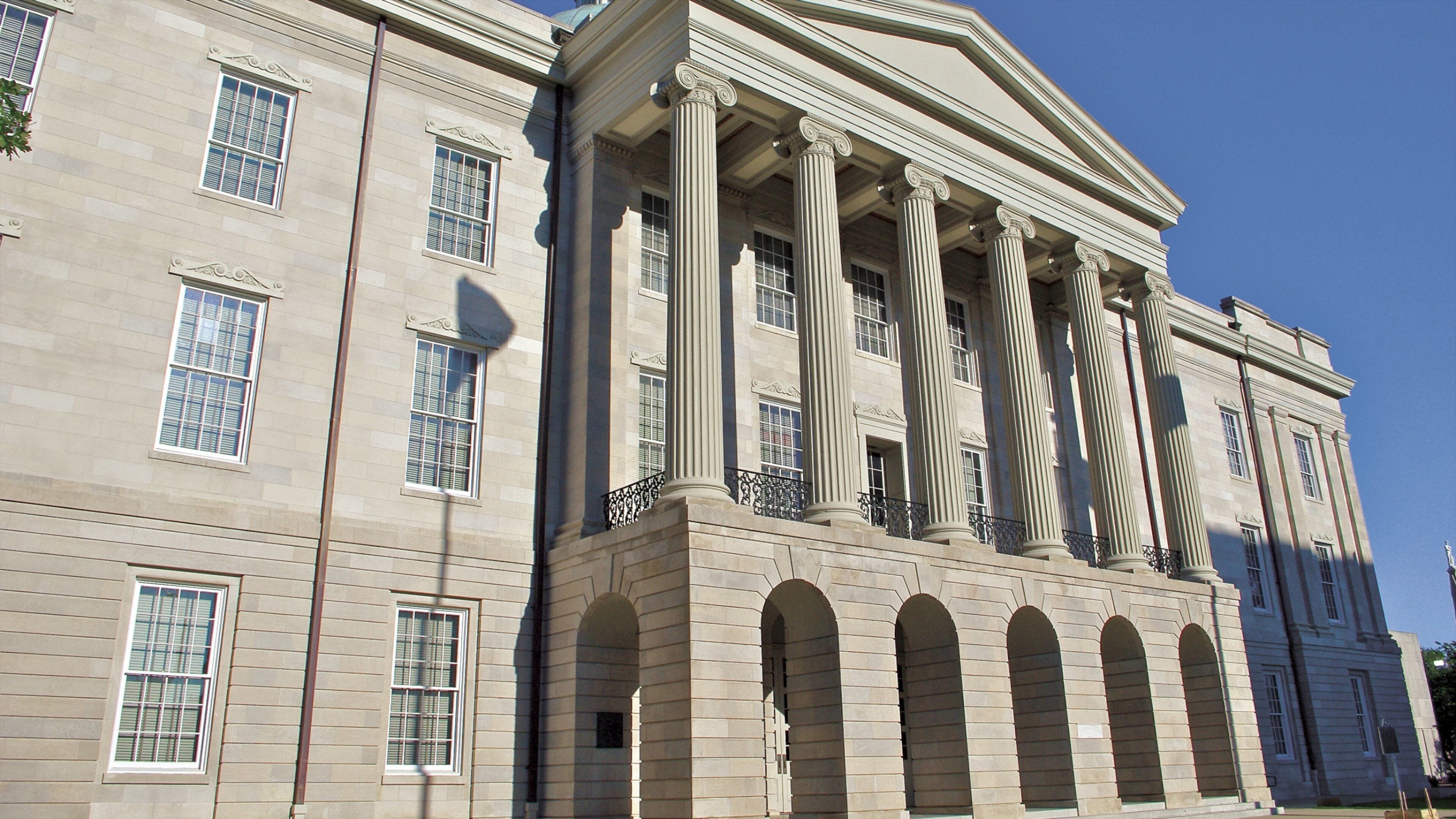 Jackson que incluye una ciudad, un edificio administrativo y distrito financiero central