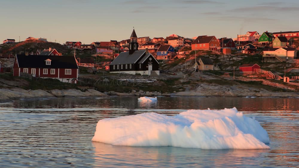 Ilulissat mettant en vedette coucher de soleil, lac ou étang et ville