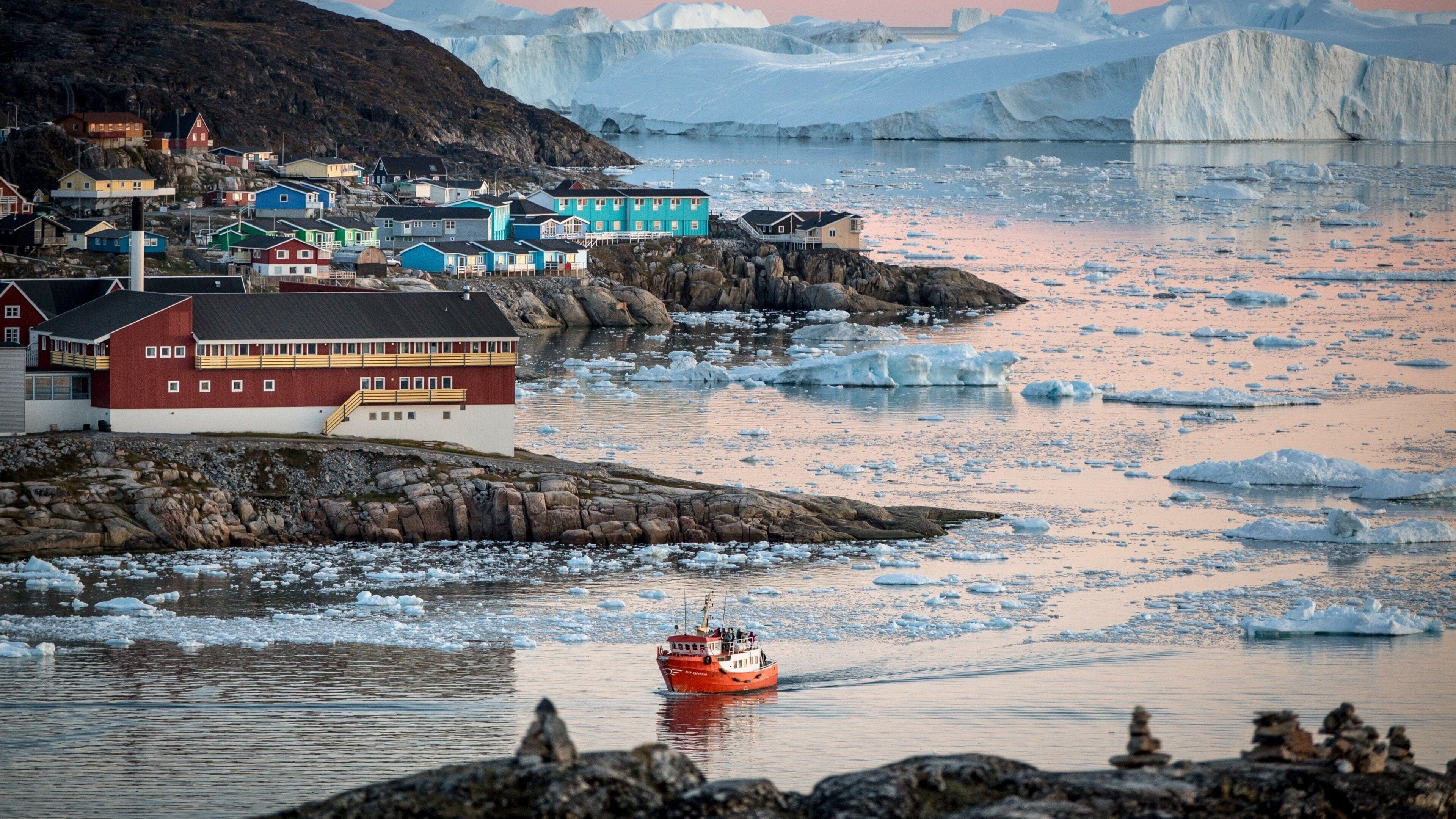 Ilulissat qui includes petite ville ou village, neige et navigation