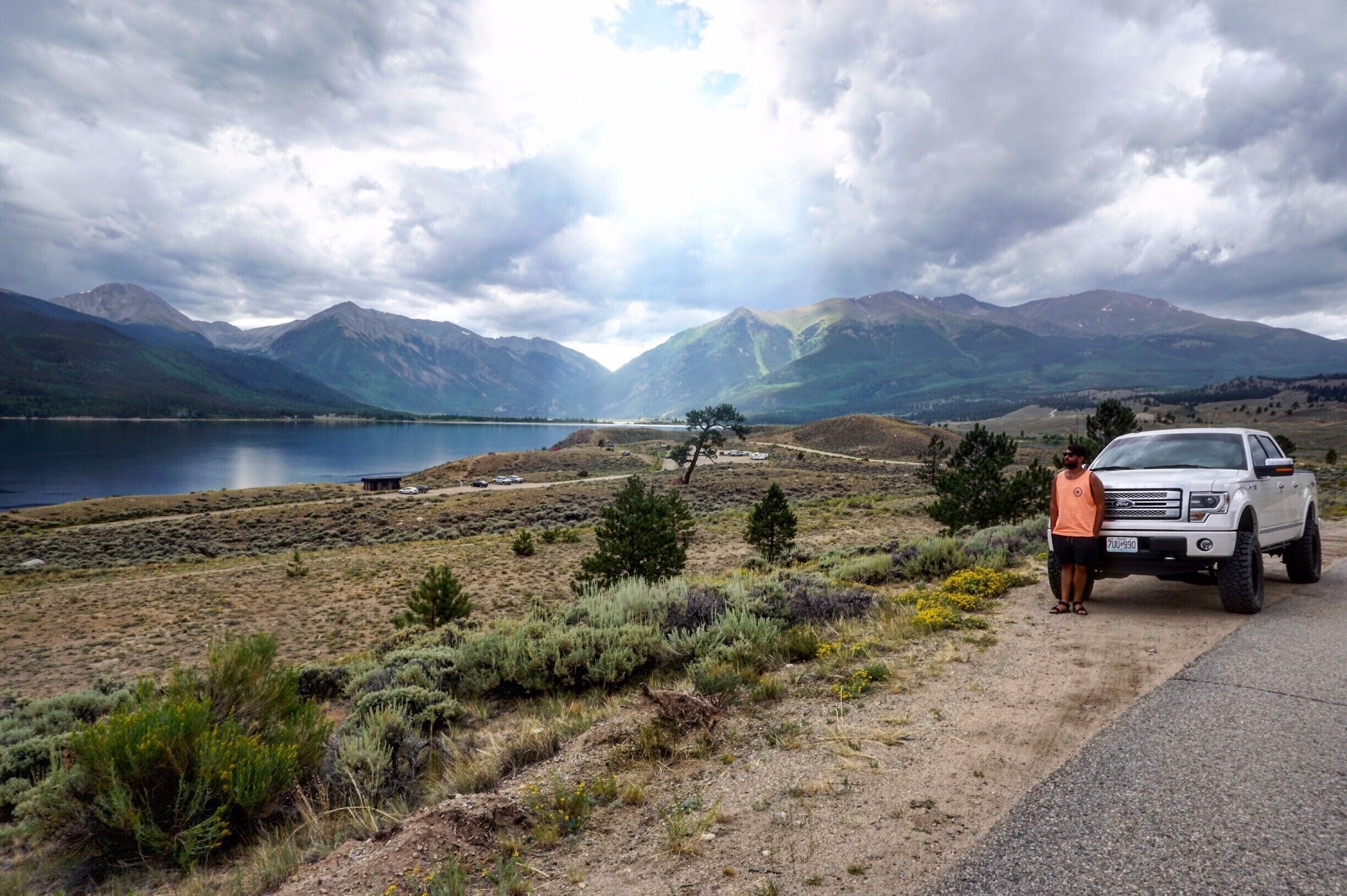 Upon coming up to Independence Pass on our way to #Aspen we had to pull over to enjoy the view of Twin Lakes!

#pagesoftravel #bestof5 #colorful #yellow #getoutside #neverstopexploring #mountains #hiking #travelblogger #nationalpark #findyourpark #independence pass