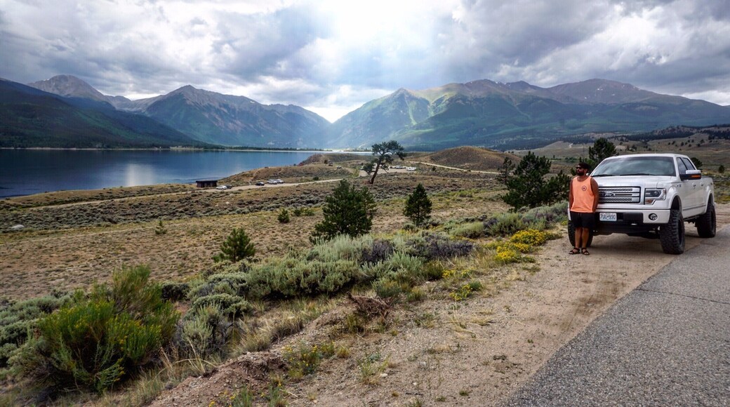 Upon coming up to Independence Pass on our way to #Aspen we had to pull over to enjoy the view of Twin Lakes!
#pagesoftravel #bestof5 #colorful #yellow #getoutside #neverstopexploring #mountains #hiking #travelblogger #nationalpark #findyourpark #independence pass