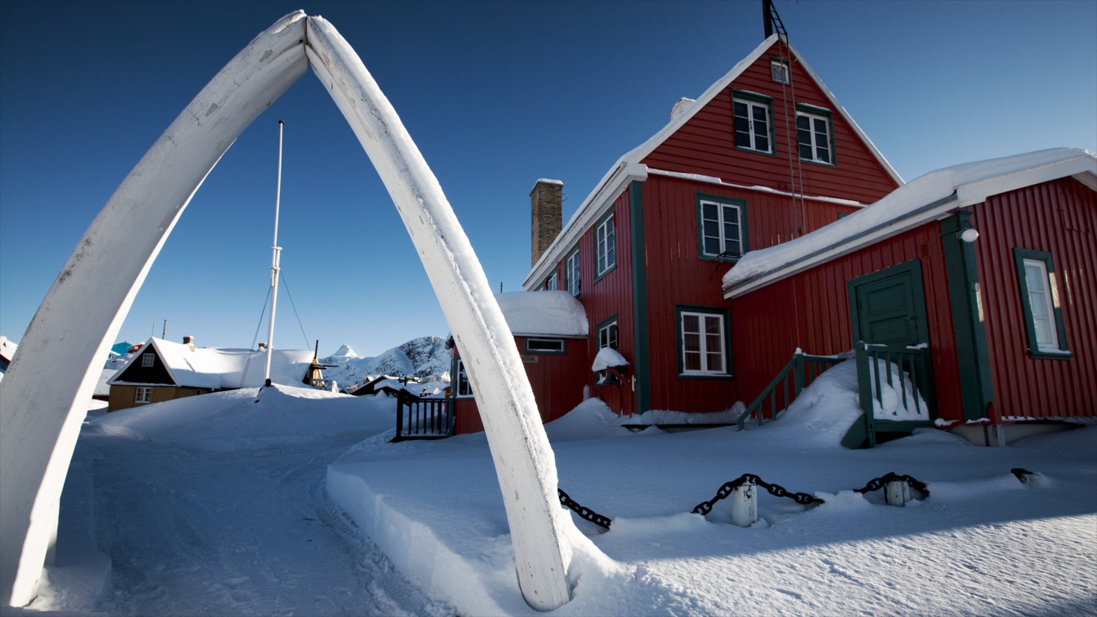 Sisimiut showing a house and snow