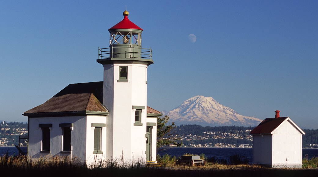 USA, Washington, Vashon Island. Point Robinson lighthouse, built 1915, and Mt. Rainier