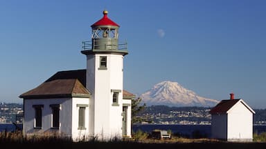 USA, Washington, Vashon Island. Point Robinson lighthouse, built 1915, and Mt. Rainier