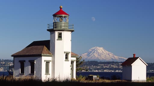 USA, Washington, Vashon Island. Point Robinson lighthouse, built 1915, and Mt. Rainier