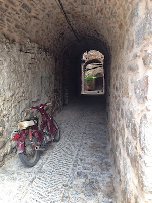 OLD MOTOBIKE IN MESTA