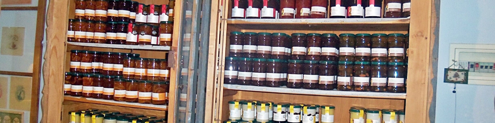 A multiplex located at the area Kampos in Chios. You can enjoy fresh juices in the beautiful garden, buy local products or visit the museum and learn a lot about the history of  citrus in Campos! You will definitely spend your time in a pleasant way there!