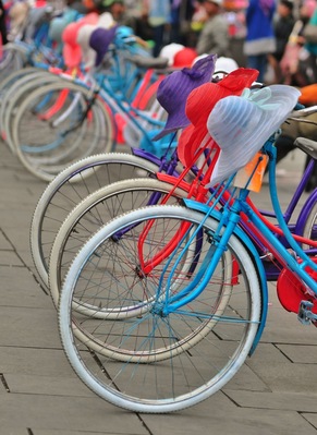 The Onthel Bike Rental around the Fatahillah Meseum at "Kota Tua Jakarta" (Old Batavia). This Onthel Bike usually used for old-style photo around the old-style surrounding there
Onthel Bicycle or also known as camel bicycle or pit bike pancal is standard with 28-inch tire size used by the urban society until the 1970s.
Onthel Bike refers to the Dutch design is characterized by an upright sitting position and onthel bike has reputation as strong and high quality bike.
Characteristic of onthel bike is the house closed chain, fix gear and there is usually a dynamo on the front wheel to turn on the lights. The bike is also equipped with drum brakes for braking.