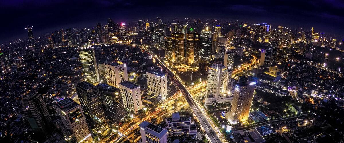 Here is the breath-taking view from the new second tallest building in #Jakarta which was just opened, Sahid Sudirman Centre. From its roof top you will see the new famous 'X of Jakarta', a crossing elevated road that makes a letter 'X'.
Sahid Sudirman Center has 59 storeys with 258 meters height or it is just 4 metres away from Wisma 46 which has been the tallest building in Indonesia with its 261.9 metres.
#skylines
#nightshot
#gopro