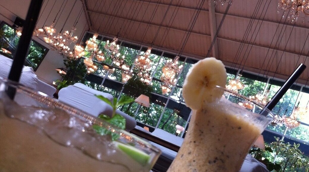 Cinnamon mojito and banana crush.