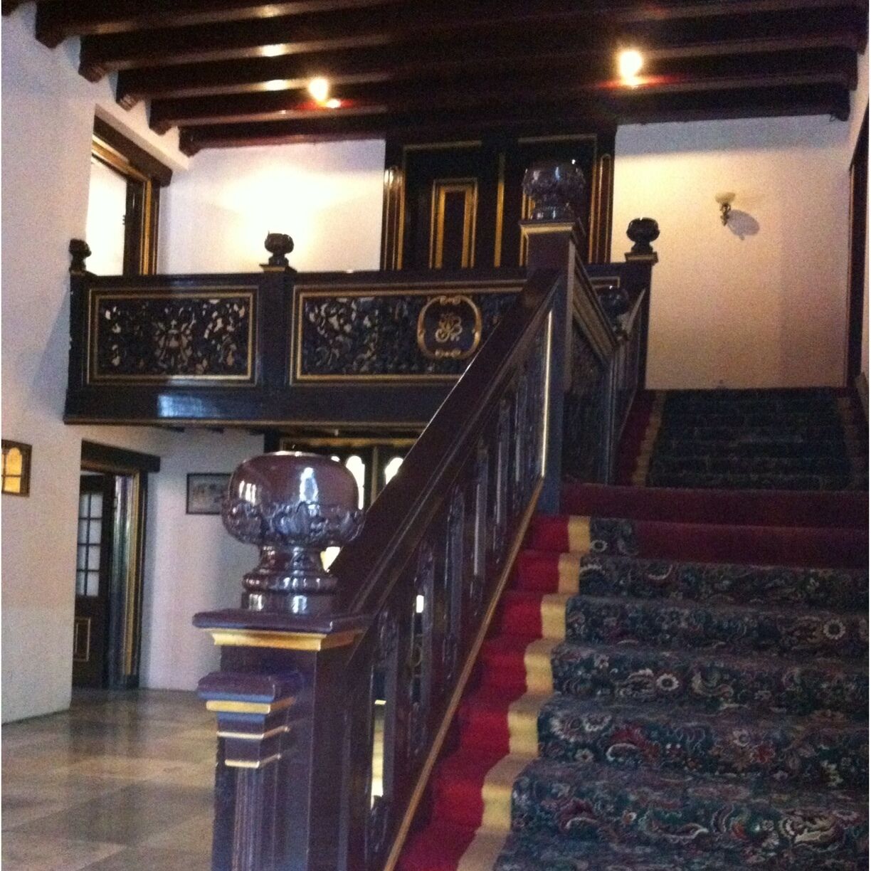 The wood used in the building is still original from the 18th century. Amazing quality. 