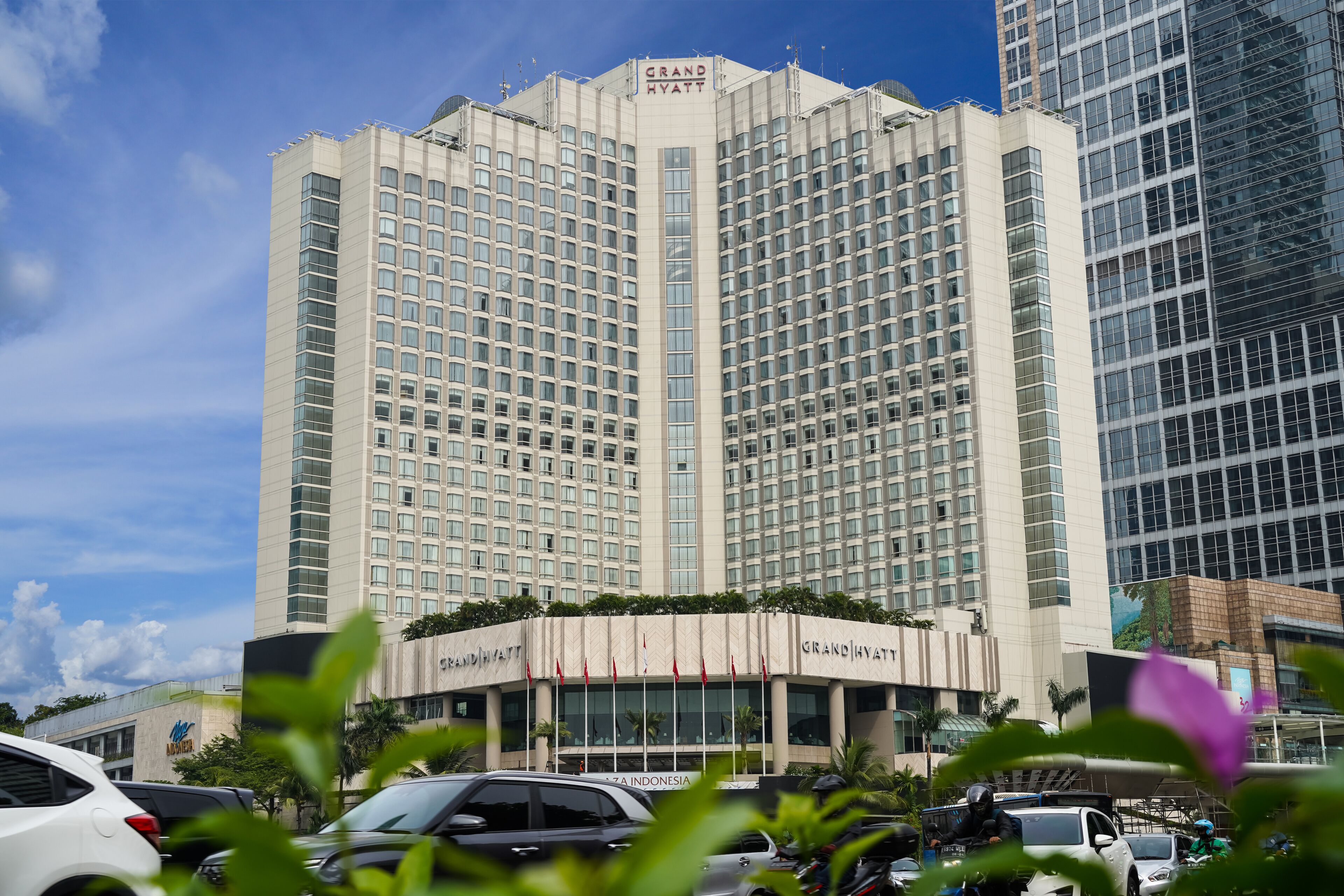 Un gran edificio de hotel con varios pisos y un cartel que dice 'Grand Hyatt'.